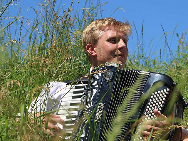 Johannes Morgenroth mit seiner Harmonika im Gras