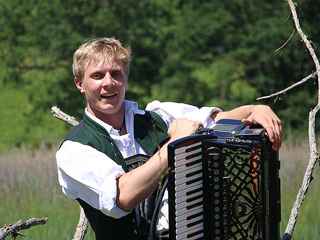 Hannes Morgenroth von Zwoaralloa mit seiner Harmonika